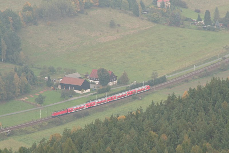Doppelstockzug zwischen Knigstein und Rathen.Oktober 2008
vom Lilienstein aufgenommen.