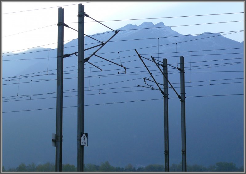 Doppelt genht hlt besser, sagt man doch so schn. Doppelspur-Fahrleitungsmasten der SBB in Zizers mit dem Gipfel des Haldensteiner Calanda 2805m /M. (28.10.2007)