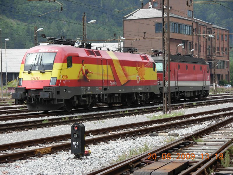 Doppelter Besuch aus sterreich auf dem slowenischen Bahnhof Jesenice: eine E-Lok der Baureihe 1144 zusammen mit der spanischen EM-Lok, einem der noch wenigen existierenden Exemplare ihrer Gattung (20.8.2009).