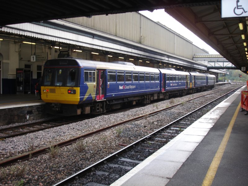 Doppelter Doppeltriebwagen nach Exemouth auf Gleis 1; 8.10.09