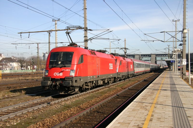 Doppeltraktion von 1116 248 und 1116 217 am IC 568 bei der Ausfahrt aus Wels am 10.Februar 07
