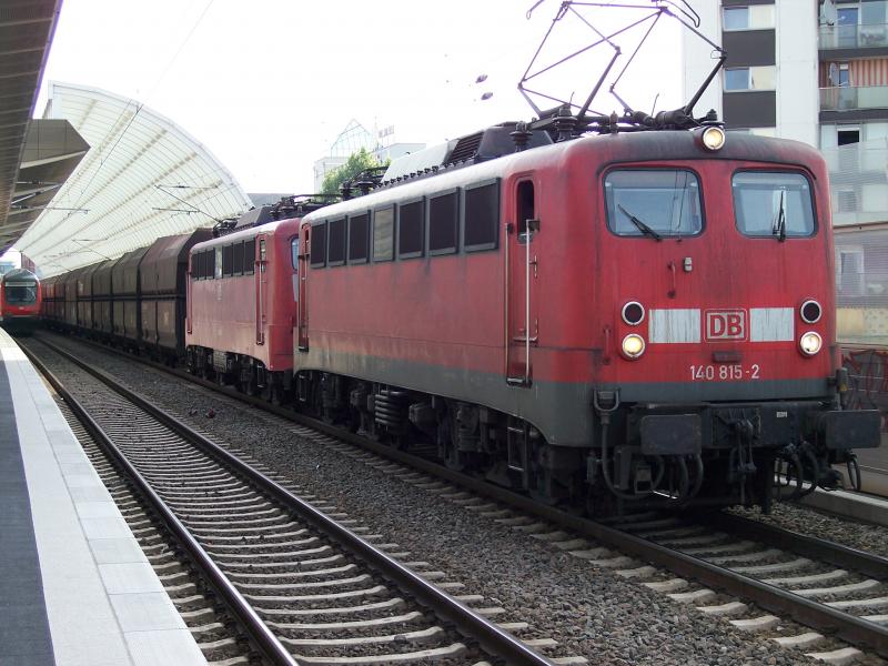 Doppeltraktion 140er wartet mit einem GZ in Ludwigshafen Mitte auf die weiter fahrt am 22.6.2005