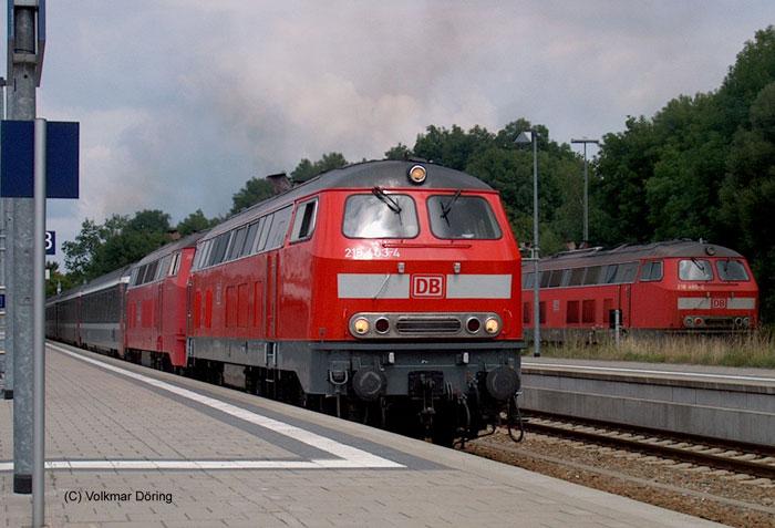 Doppeltraktion 218 403 und 218 400 vor dem EC 194 nach Zürich , im Hintergrund 218 480 (Memmingen 31.07.03)