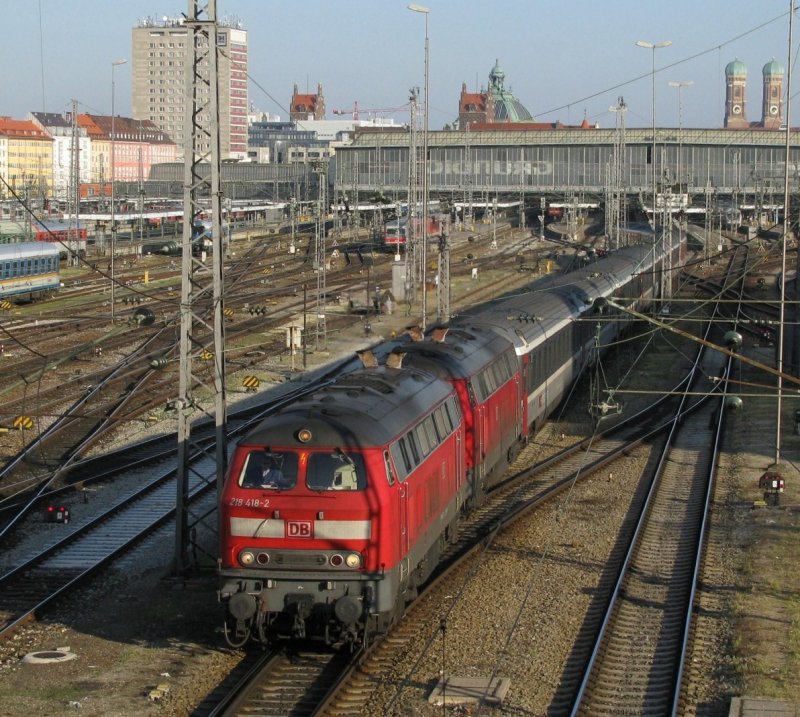 Doppeltraktion 218 mit EC 192 am 18.10.2008 in Mnchen.