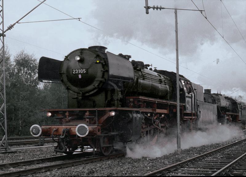 Doppeltraktion von 23105 mit einer Lok der BR50.
Die 23 war die letzte von der DB in Dienst gestellte Dampflok!
Aufn. etwa 1983 im Ruhrgebiet.