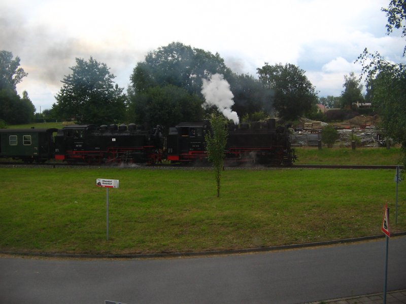 Doppeltraktion von 99 731 und 99 787 bei Abfahrt in Olbersdorf-Niederdorf am 12.09.2006 zum Eisenbahnfest