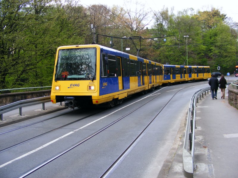 Doppeltraktion aus sechachsigen Gelenkstadtbahnwagen der Londoner Docklandstadtbahn als Zug der Linie U 17 auf der Margarethenbrcke in Essen auf dem Weg zur Margarethenhhe.
