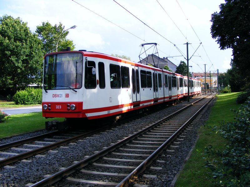 Doppeltraktion aus Stadtbahnwagen B80 vor der Haltestelle Fredenbaum in Dortmund als Linie U 41 nach Lnen-Brambauer.