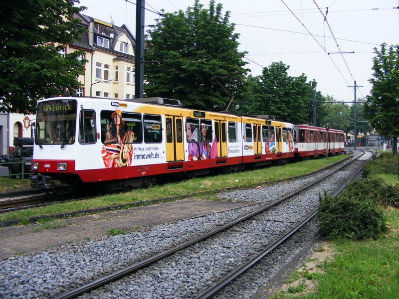 Doppeltraktion aus Stadtbahnwagen B80D auf der Hansaallee in Dsseldorf hinter der Haltestelle Belsenplatz als Linie U 74 nach Lrick.