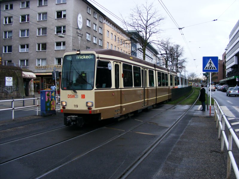 Doppeltraktion aus Stadtbahnwagen N8 zwischen den Haltestellen Westentor und Kampstrae in Dortmund als Linie 403 nach Wickede. Der erste Wagen trgt noch die schne braun-beige Lackierung aus den 1950er Jahren.