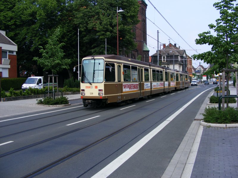 Doppeltraktion aus Stadtbahnwagen N8C mit der braun-beigen Ursprungslackierung in Dortmund-Asseln als Linie U 43 zum Westentor.