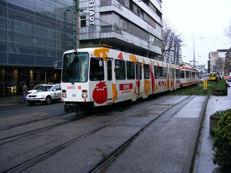 Doppeltraktion aus Stadtbahnwagen N8C vor der Haltestelle Kampstra�e in Dortmund als Linie 403 auf dem Weg zum Westentor.