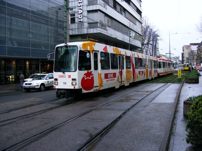 Doppeltraktion aus Stadtbahnwagen N8C vor der Haltestelle Kampstrae in Dortmund als Linie 403 auf dem Weg zum Westentor.