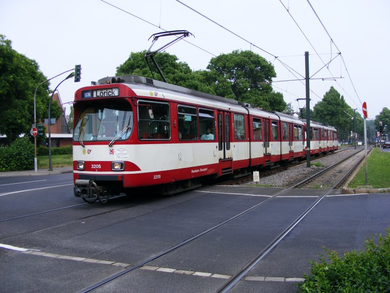 Doppeltraktion aus Statbahnwagen GT8SU auf der Hansaallee in Dsseldorf als Linie U 74 nach Lrick.
