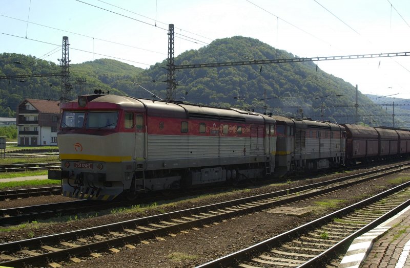 Doppeltraktion der Baureihe 751 der Bahngesellschaft ZSR. Zuvorderst die Betriebsnummer 751 124-9
Fotographiert am 10.09.2006