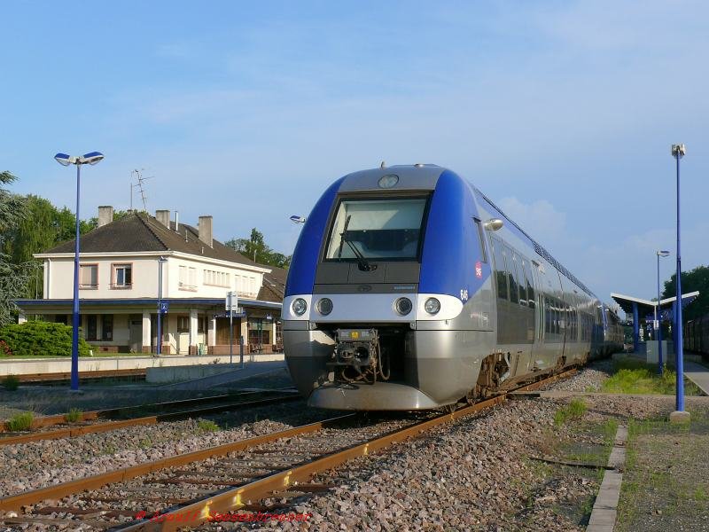 Doppeltraktion der beiden Triebz�ge X76645+X76653 vom Typ AGC-XGC im Bahnhof Haguenau.
07.06.2007 Haguenau