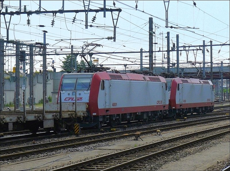 Doppeltraktion bestehend aus Lok 4001 und 4008 durchfhrt mit einen langen Gterzug ausnahmsweise den Bahnhof von Luxemburg am 08.06.08. (Hans)