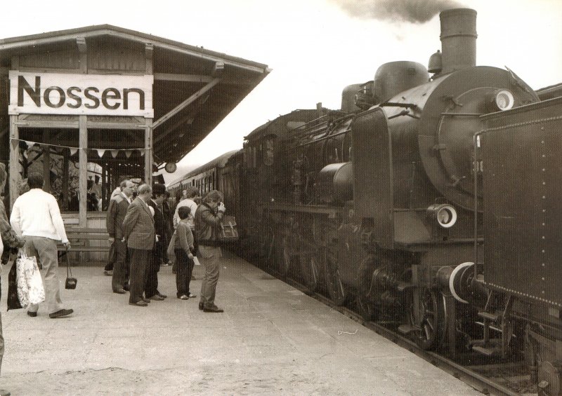 Doppeltraktion BR 38 mit Sonderzug in Nossen, um 1988