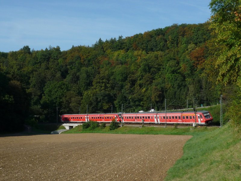 Doppeltraktion Br 611 legen sich als IRE 3102 nach Basel Bad Bf hinter Thayngen in die Kurve. 07.09.09