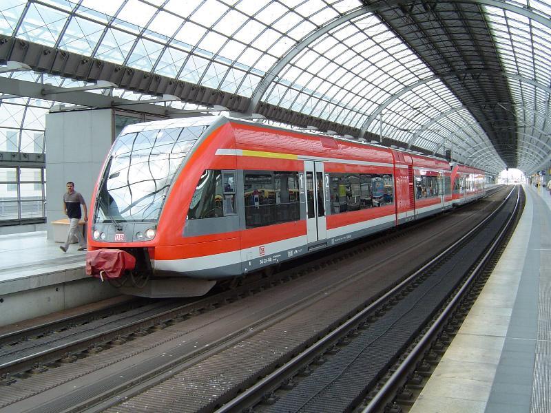 Doppeltraktion einer BR646 in Berlin Spandau, kurz vor der Weiterfahrt in Richtung Berlin Charlottenburg. (21.06.04)