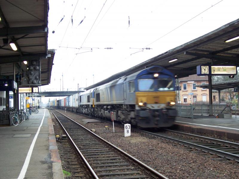 Doppeltraktion Class66 durchfahren Weinheim.