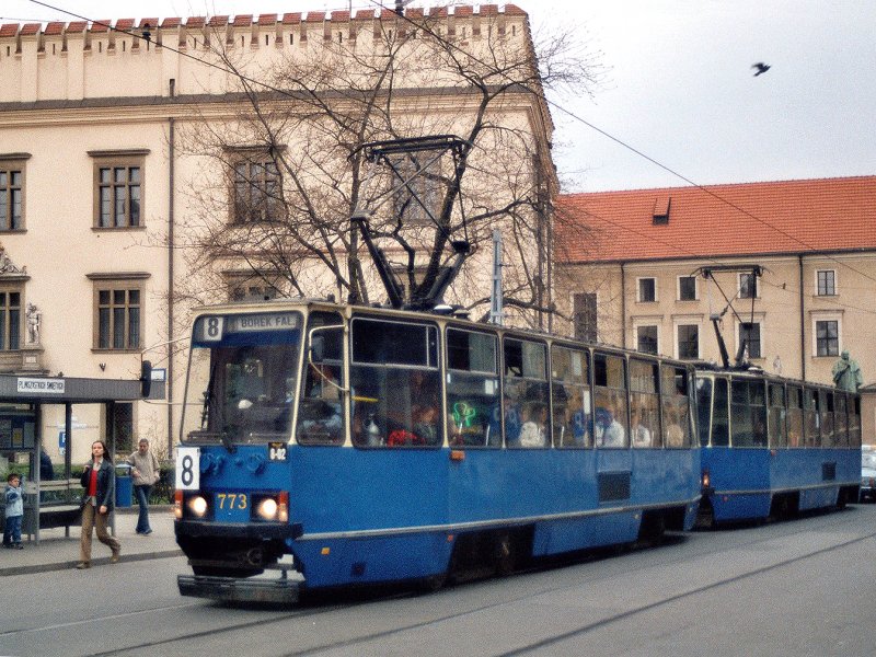 Doppeltraktion des Tramtyps Konstal 105Na. Fhrend Nummer 773 auf Linie 8.
14.04.2004 Krakau - Pl. Swietych 
