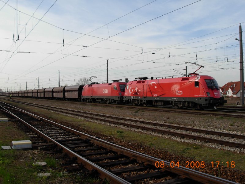 Doppeltraktion f�r einen G�terzug durch die t�rkische EM-Lok zusammen mit 1116 270-8 im Bahnhof Tulln. Aufnahme vom 8.4.2008.