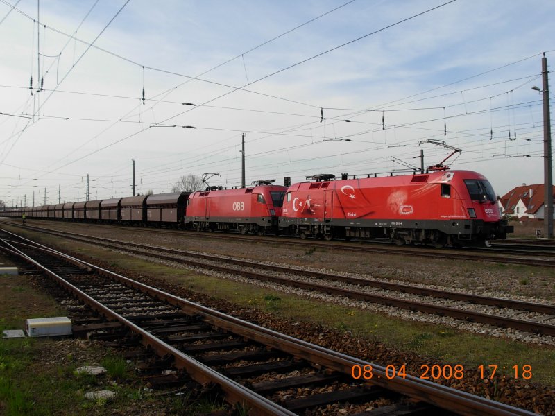 Doppeltraktion fr einen Gterzug durch die trkische EM-Lok zusammen mit 1116 270-8 im Bahnhof Tulln. Aufnahme vom 8.4.2008.
