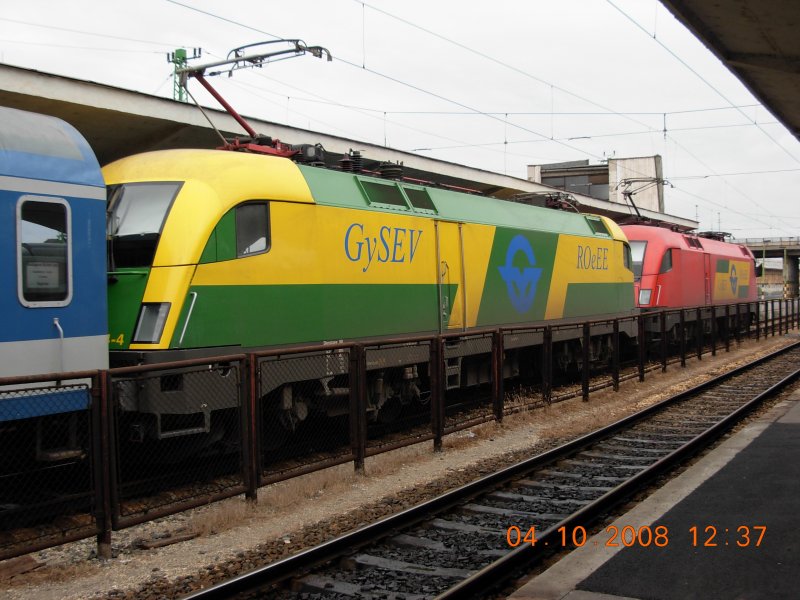 Doppeltraktion fr einen Personenzug durch zwei Taurus-Loks der Raaberbahn (Baureihe 1116 - rot-gelbe Lok; Baureihe 1047 - grn-gelbe Lok) am 4.10.2008 im ungarischen Bahnhof Gyr (dt. Raab).