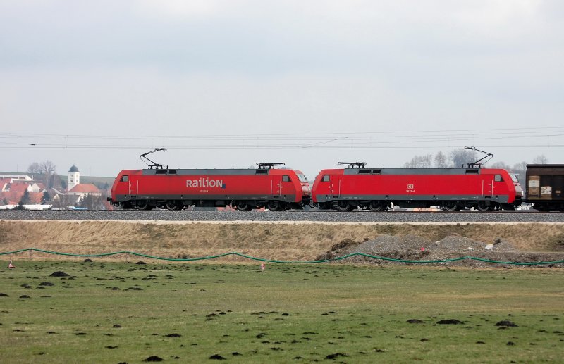 Doppeltraktion fr  Ferry -Wagen.. 152 080-8 (Railion) und 152 135-0 (ex Schenker Group) ziehen eine 23-teilige  Habis-Wagen-Schlange  durch das Mindeltal. Im Hintergrund die Dorfkirche zu Haldenwang. (KBS 980).