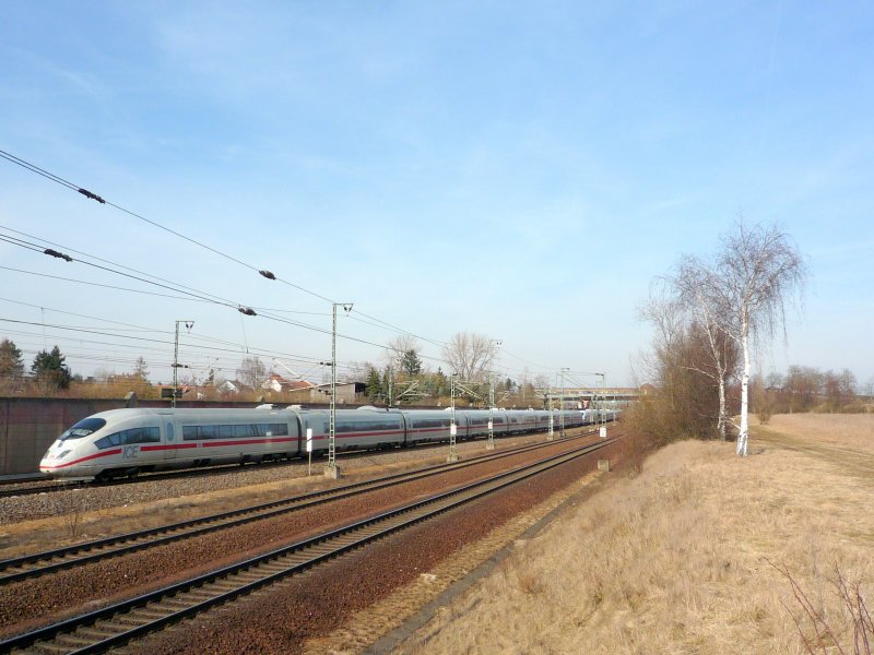 Doppeltraktion ICE 3 (Br 403) rauscht mit Highspeed als ICE 518 M�nchen Hbf - Dortmund Hbf durch Neulu�heim dem n�chsten Halt Mannheim entgegen. 25.02.09