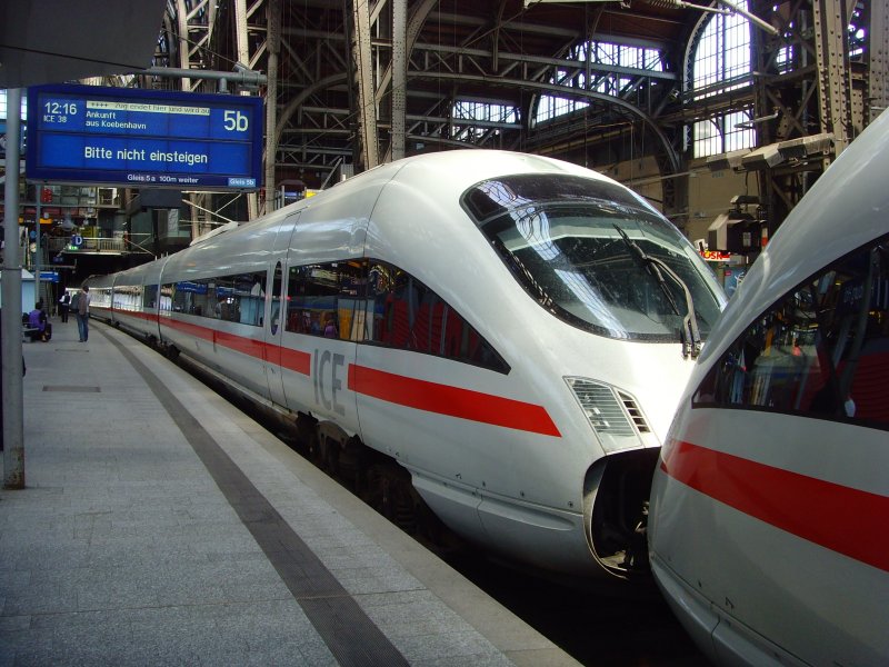 Doppeltraktion ICE-TD, welche gerade aus Koebenhavn in den Hamburger Hbf eingefahren ist. 31.05.09