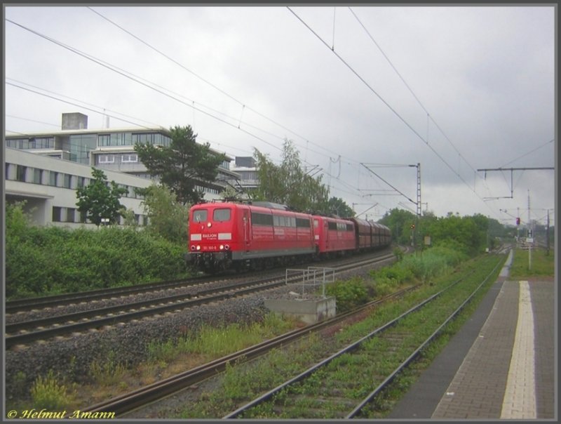 Doppeltraktion mit 151 160 und 151 144 am 17.05.2007 mit einem G�terzug aus Richtung Darmstadt-Kranichstein kommend bei Vorbeifahrt am Bahnhof Darmstadt Nord.