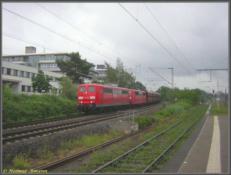 Doppeltraktion mit 151 160 und 151 144 am 17.05.2007 mit einem Gterzug aus Richtung Darmstadt-Kranichstein kommend bei Vorbeifahrt am Bahnhof Darmstadt Nord.