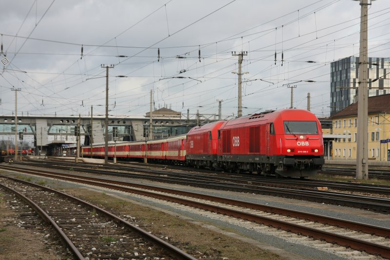 Doppeltraktion mit 2016 068 und 069 vor dem Rex 5980 nach Braunau am Inn. Aufgenommen am 21. 03. 2008 bei der Ausfahrt aus dem Bahnhof Wels.