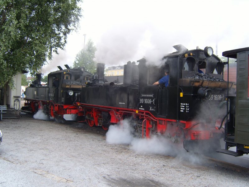 Doppeltraktion mit 99 1564-6 und 99 1608-1 vor Personensonderzug am 05.07.2008 zum Schmalspurbahn-Festival auf der Lnitzgrundbahn. Der Mittagszug wird an den Hausbahnsteig in Radebeul Ost gefahren.