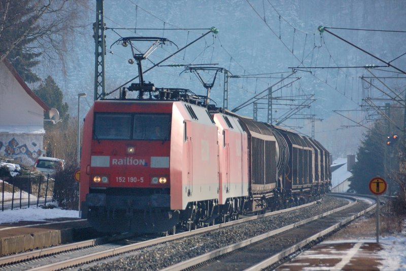 Doppeltraktion mit BR 152, fhrend 152 190-5, fr einen Gterzug Richtung Kornwestheim auf der Durchfahrt Urspring an der KBS 750. (14.01.09).