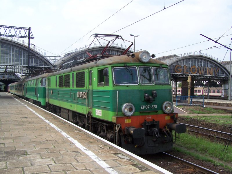Doppeltraktion mit einer EP07 und einer ET22. Dieser Zug fuhr als Schnellzug nach Krakow. Hier im Bahnhof Wroclaw(Breslau Hbf). Aufgenommen am 06.06.07
