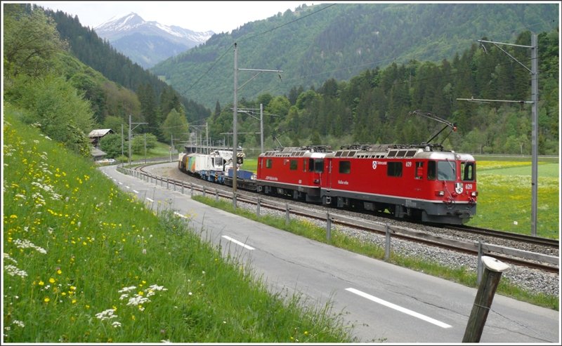 Doppeltraktion mit Ge 4/4 II 629  Tiefencastel und 620  Arosa  und schon wieder hngt der Kirow-Schienenkran dran, wie schon vor einer Woche. Der Gterzug durchfhrt soeben die Kreuzungsstation Fuchsenwinkel. (14.05.2009)