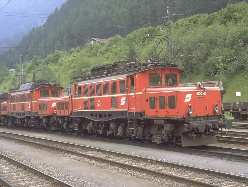Doppeltraktion mit zwei BB E-Loks der BR 1020 vor einem schweren Gterzug in den 1980er Jahren an der Arlbergstrecke
im Bahnhof Landeck.(Archiv P.Walter)