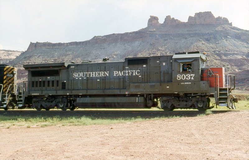 Doppeltraktion einer Southern Pacific und einer Rio Grande in der Nhe von Moab, Utah im August 92