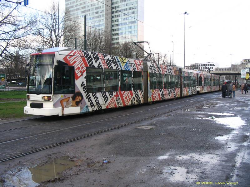 Doppeltraktion der Wagen 2115 und 2137 am 4.4.2006 am Jan-Wellem-Platz