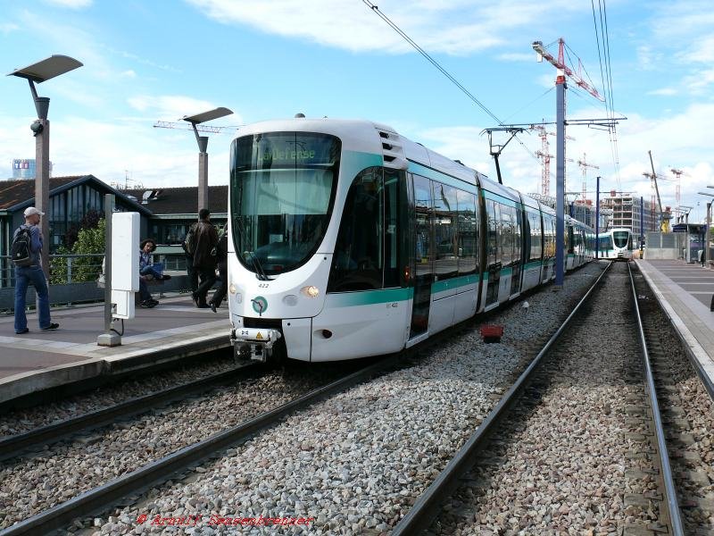 Doppeltraktion von zwei Bahnen des Typs Alstom Citadis302 (100% Niederflur) gefhrt von Tram Nummer422 auf der Linie T2.
Die Linie T2  wurde 1997 als zweite neue Straenbahnstrecke im Raum Paris erffnet.Die Linie T 2 der Pariser Straenbahn verluft bisher auerhalb der Stadtgrenze und verbindet La Dfense mit Issy. Die T 2 soll aber stlich zur Porte-de-Versailles Messe verlngert werden. Damit wird sie mit der Linie T3 verknpft sein und auch das Pariser Stadtgebiet erreichen. Auch eine weitere Verlngerung nach Norden ist geplant.
26.06.2007 Issy-Val-du-Seine
