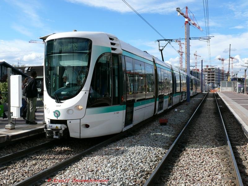 Doppeltraktion von zwei Bahnen des Typs Alstom Citadis302 (100% Niederflur) gefhrt von Tram Nummer423 auf der Linie T2 nach La Dfense.
Die Linie T2  wurde 1997 als zweite neue Straenbahnstrecke im Raum Paris erffnet. Diese Strecke war aber im Groteil ihres Verlaufs bereits 1889 als Eisenbahnstrecke erffnet worden. Ab 1995 wurde sie zur Tramway mit Rechtsverkehr und 750V= umgebaut und hergerichtet.
26.06.2007 Issy-Val-du-Seine