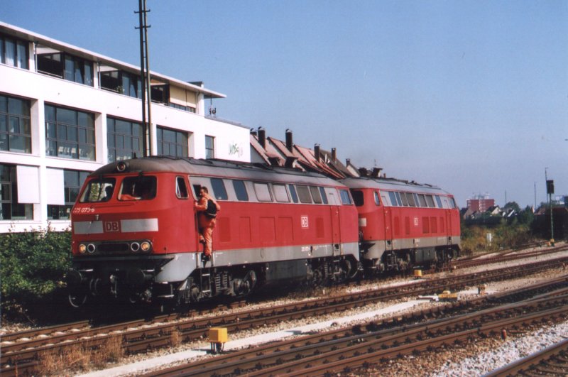Doppeltraktion von zwei mal BR225 in Friedrichshafen am Bodensee.
Im Hintergrund, rechte Bildseite, sind noch die mit Kies befllten Wagen zu erkennen, die aus Richtung Ulm regelmig geliefert werden. Aufnahme aus dem Sommer 2006. 