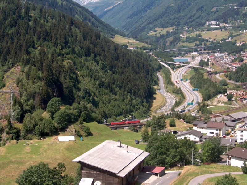 Doppeltraktion zweier Br 185 am 14.7.04 kurz vor dem Bahnhof Airolo