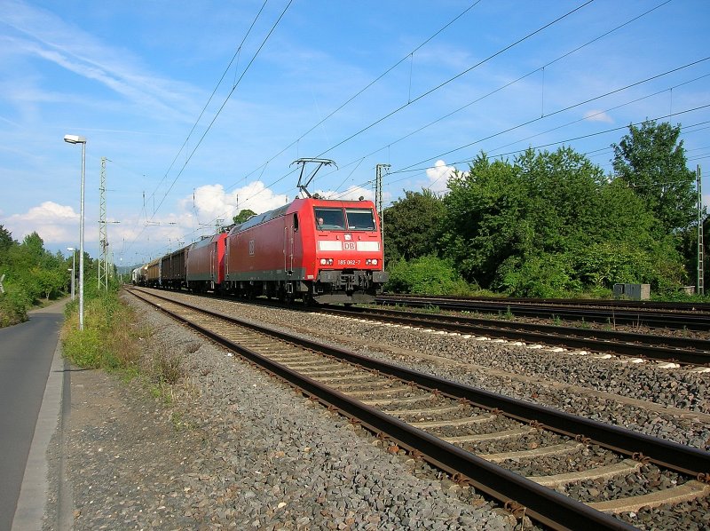 Doppeltraktion zweier BR 185 in Neuwied. 17.8.2006.