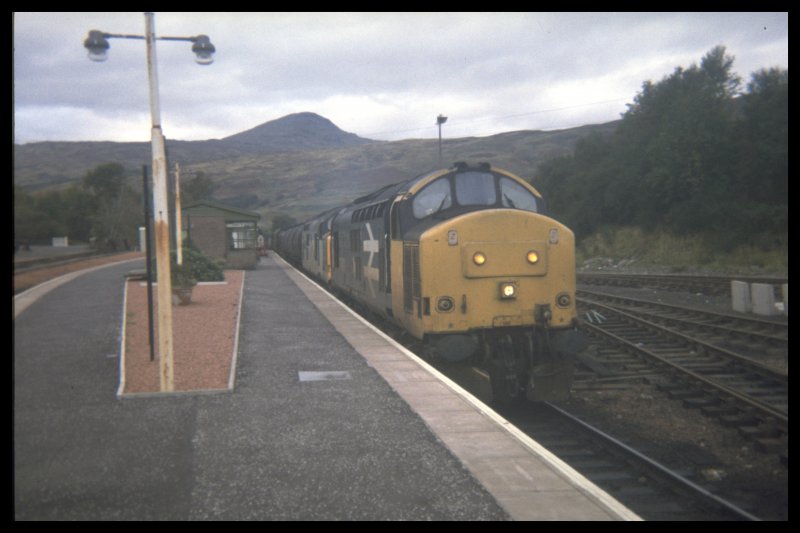 Doppeltraktion zweier Class 37 in den schottischen Highlands auf der Strecke nach Fort Williams. 1987 gab es zwar schon eine vereinfachte Betriebsfhrung mit einer zentralen Betriebsleitstelle aber immerhin noch Gterverkehr. Hinweis: eingescanntes Dia