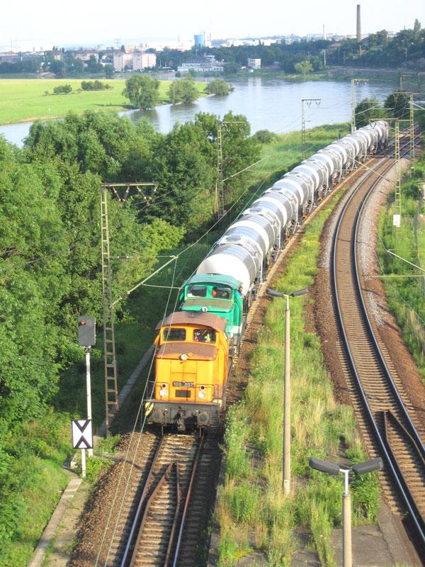 Doppeltraktion zweier ex V60 DR von ITL gefhrt von 106 007 vor einem Zug Kesselwagen bei Dresden-Kemnitz - 12.07.2005
