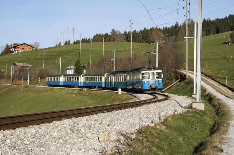 Doppeltriebwagen ABDe 8/8 4001 am 4.11.2006 als Regio 2229 zwischen Schnried und Gruben. 